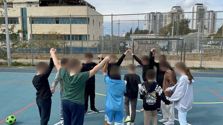 פעילות קבוצתית במגרש הספורט - תודעת צמיחה