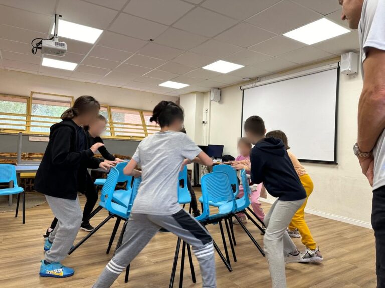 תלמידים בפעילות חוץ עם כדורים - הכדור בידיים שלי